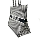 새상품 LARGE DIOR BOOK TOTE 블랙 매크로 하운즈투스 자수